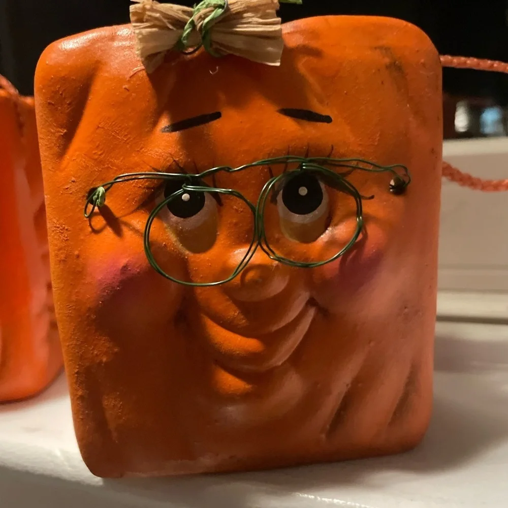 Adorable Novelty Pumpkin Face Decor!! - Picture 5 of 6
